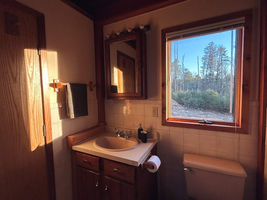 Full bathroom at Lofty Cabin