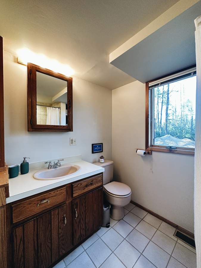Upstairs full bathroom at Lofty Cabin