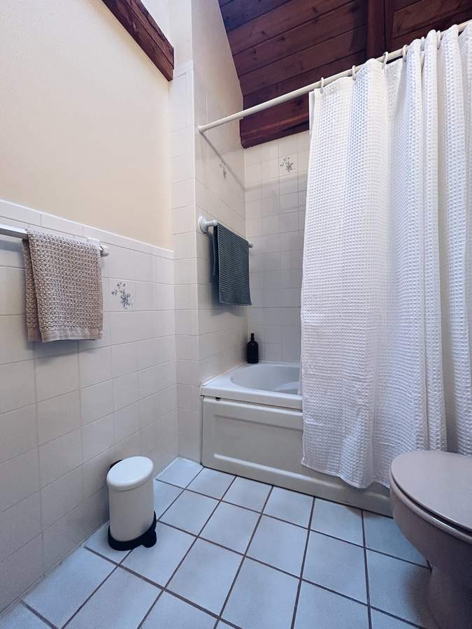 Modern bathroom at Lofty Cabin