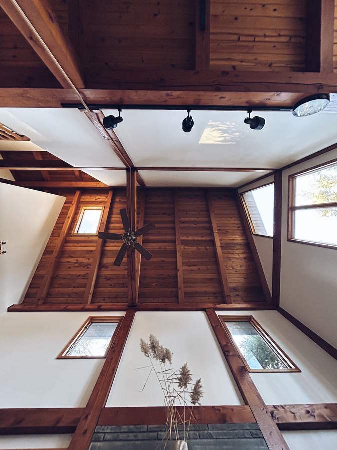 Living room reading nook at Lofty Cabin