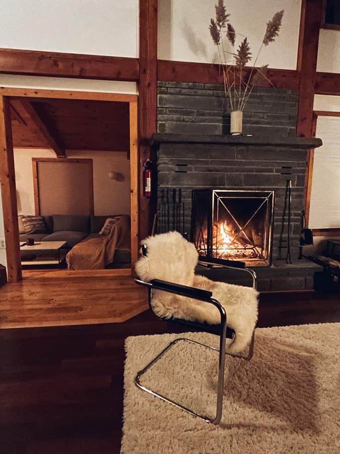 Open-plan living area at Lofty Cabin