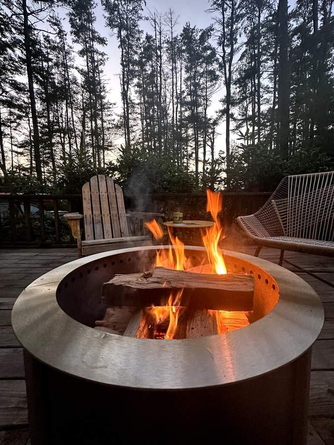 Outdoor dining area on the deck at Lofty Cabin